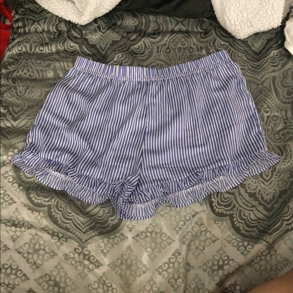 Ruffle trim shorts - Picture 1 of 3